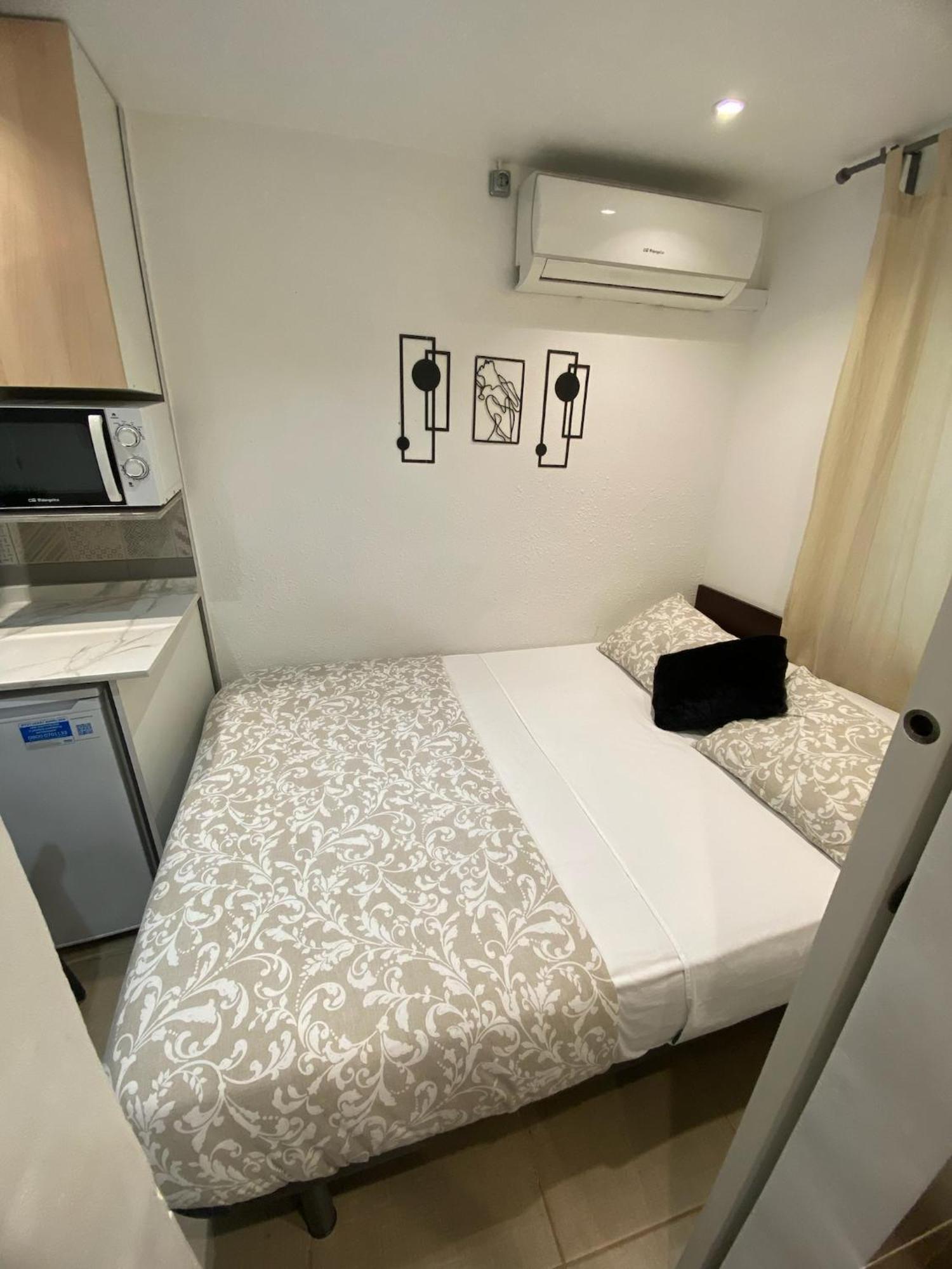 Suites Nuevas Con Bano Privado Frente Al Metro St Mwc Barcelona-Fira L'Hospitalet de Llobregat Bagian luar foto
