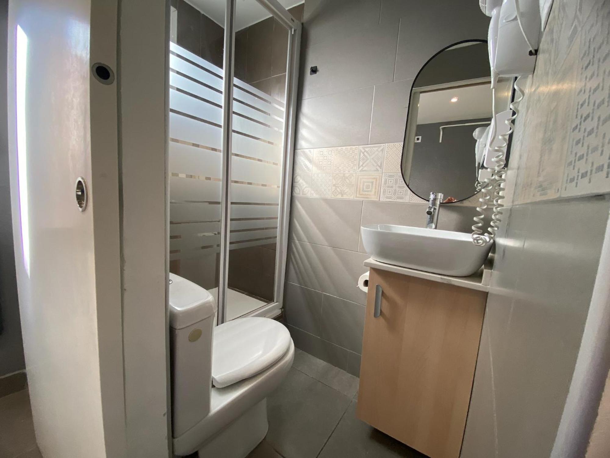 Suites Nuevas Con Bano Privado Frente Al Metro St Mwc Barcelona-Fira L'Hospitalet de Llobregat Bagian luar foto