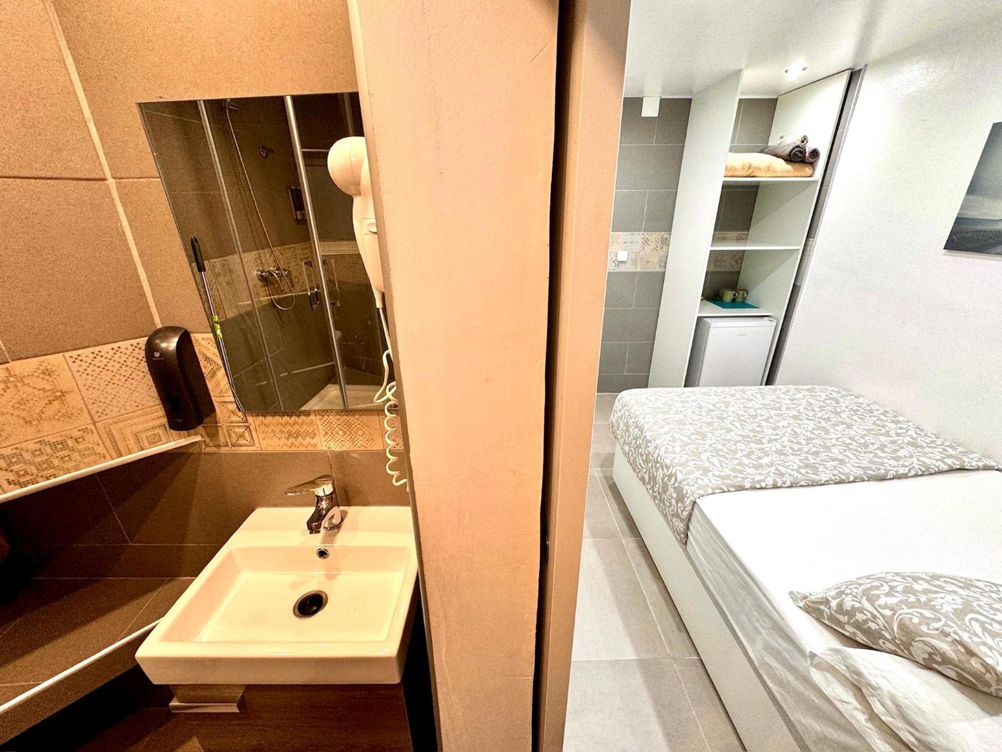 Suites Nuevas Con Bano Privado Frente Al Metro St Mwc Barcelona-Fira L'Hospitalet de Llobregat Bagian luar foto