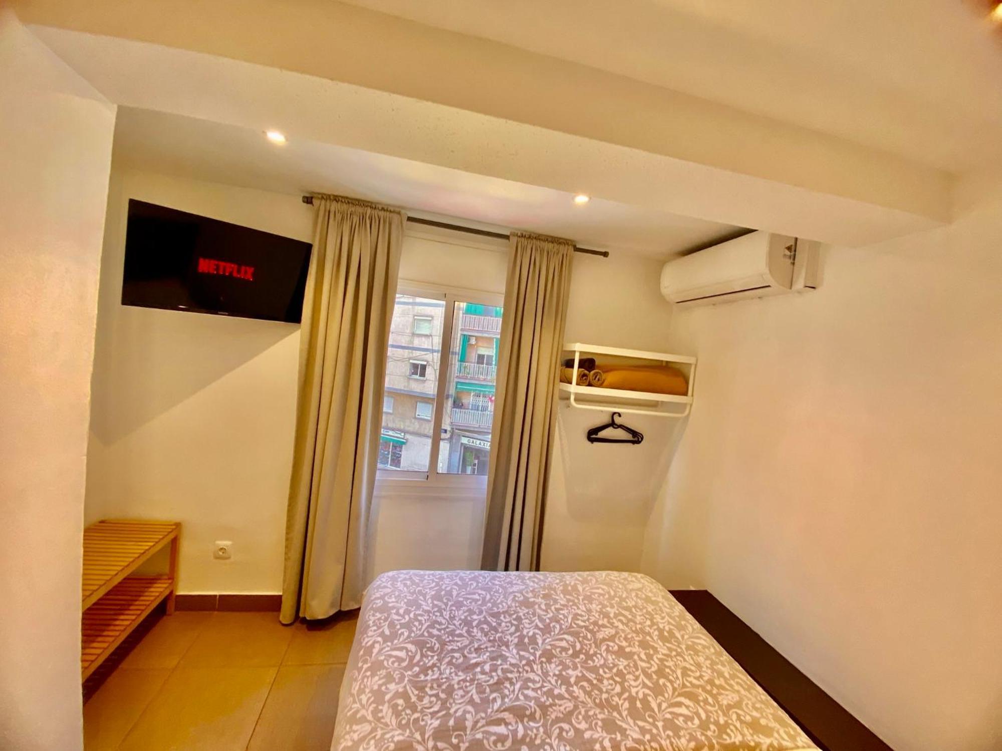 Suites Nuevas Con Bano Privado Frente Al Metro St Mwc Barcelona-Fira L'Hospitalet de Llobregat Bagian luar foto