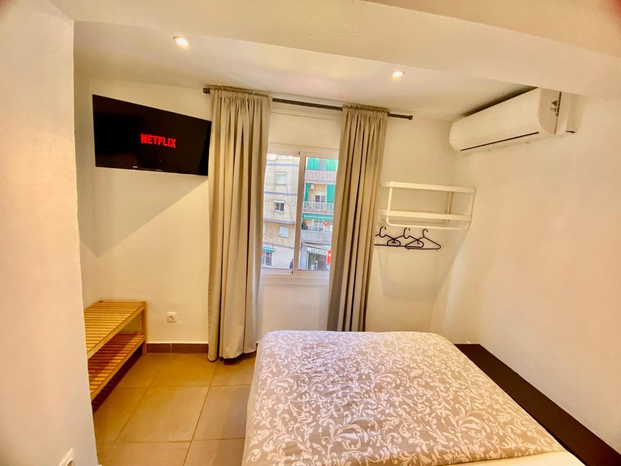 Suites Nuevas Con Bano Privado Frente Al Metro St Mwc Barcelona-Fira L'Hospitalet de Llobregat Bagian luar foto