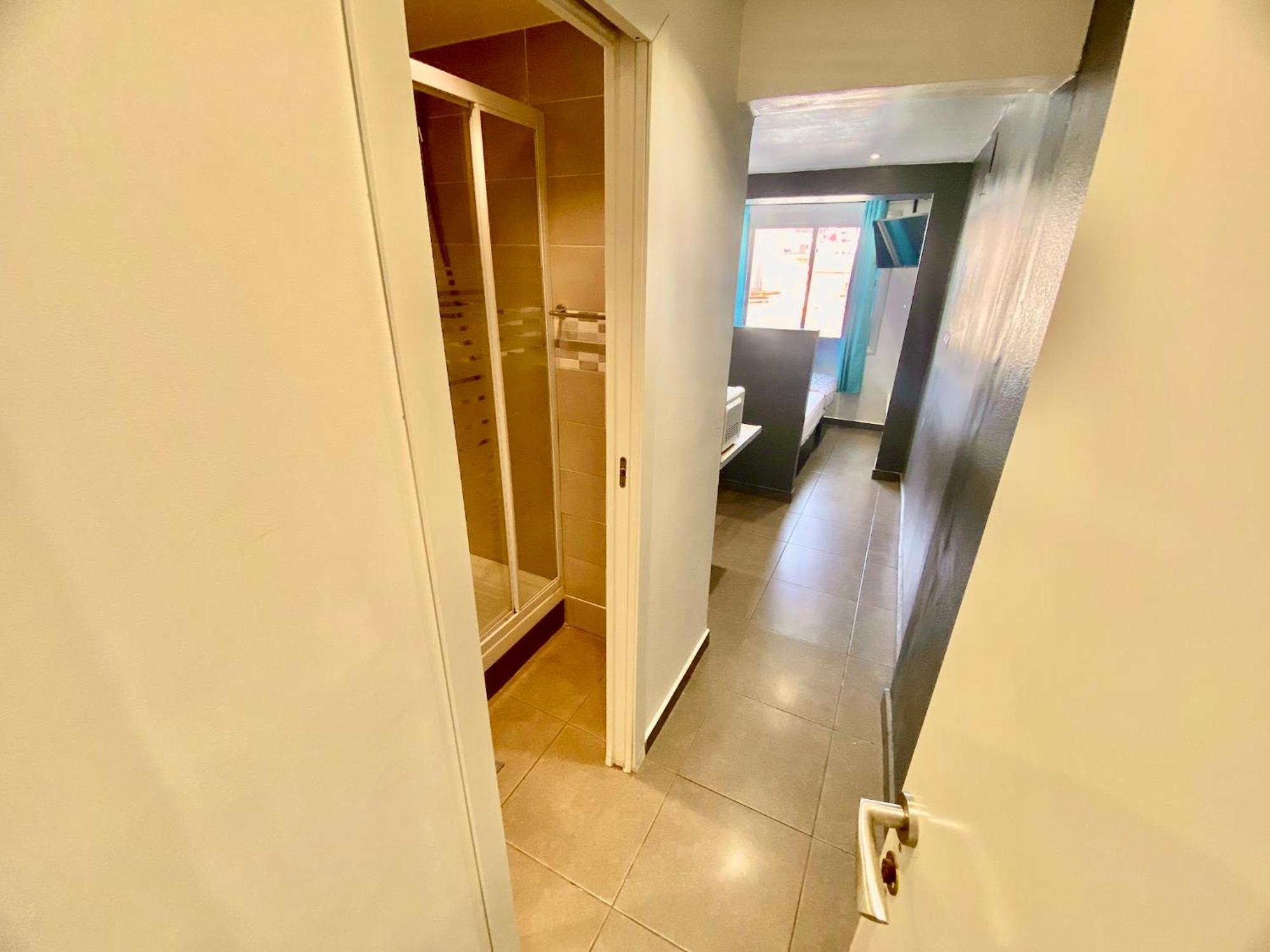 Suites Nuevas Con Bano Privado Frente Al Metro St Mwc Barcelona-Fira L'Hospitalet de Llobregat Bagian luar foto
