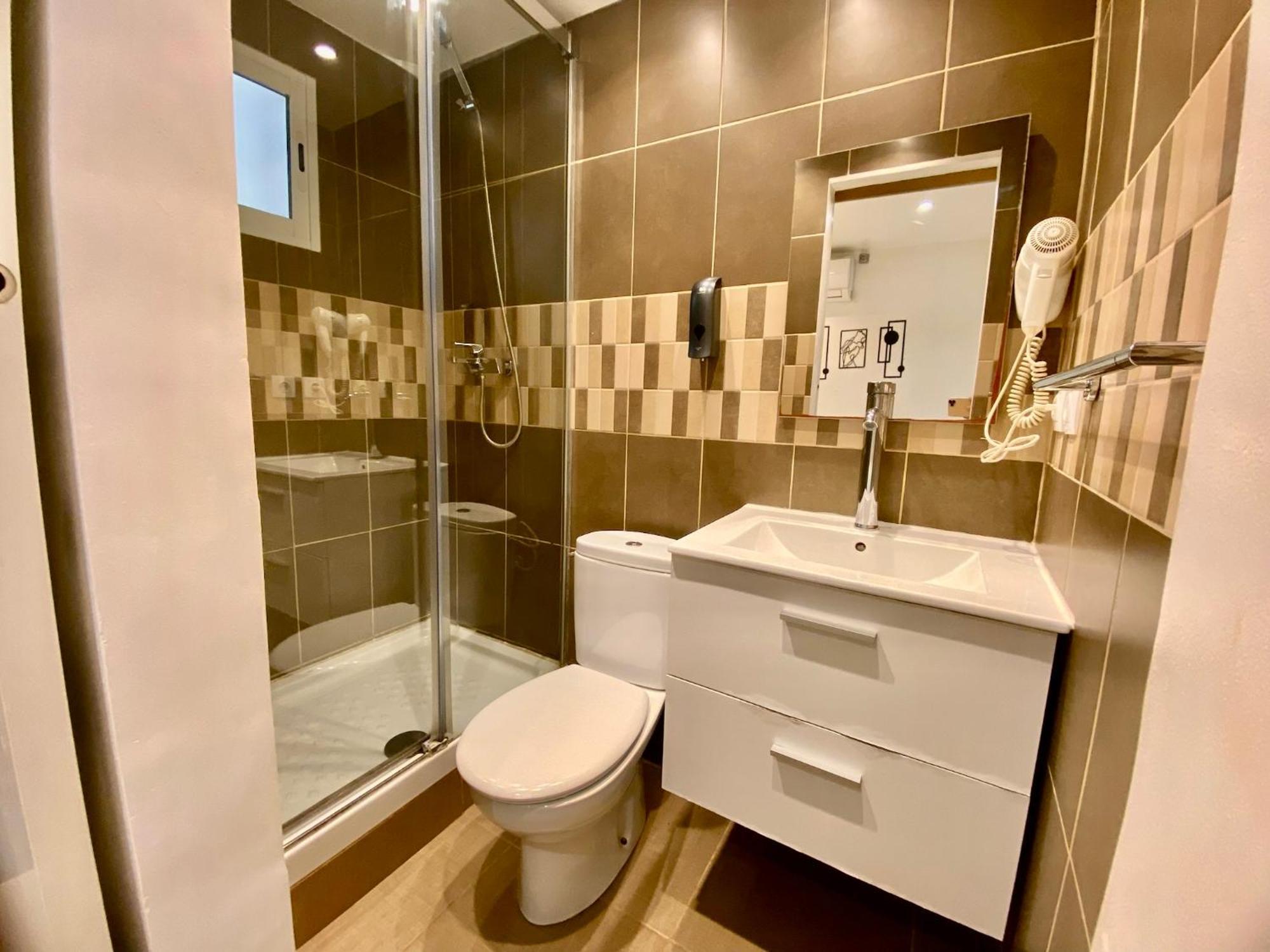 Suites Nuevas Con Bano Privado Frente Al Metro St Mwc Barcelona-Fira L'Hospitalet de Llobregat Bagian luar foto