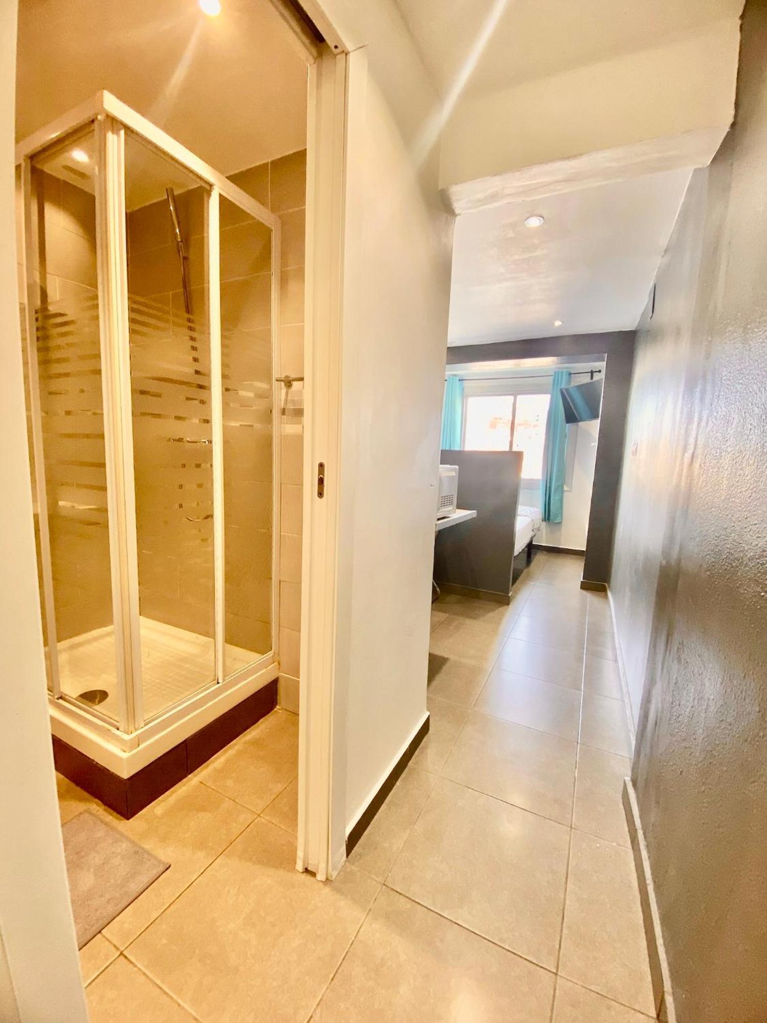 Suites Nuevas Con Bano Privado Frente Al Metro St Mwc Barcelona-Fira L'Hospitalet de Llobregat Bagian luar foto