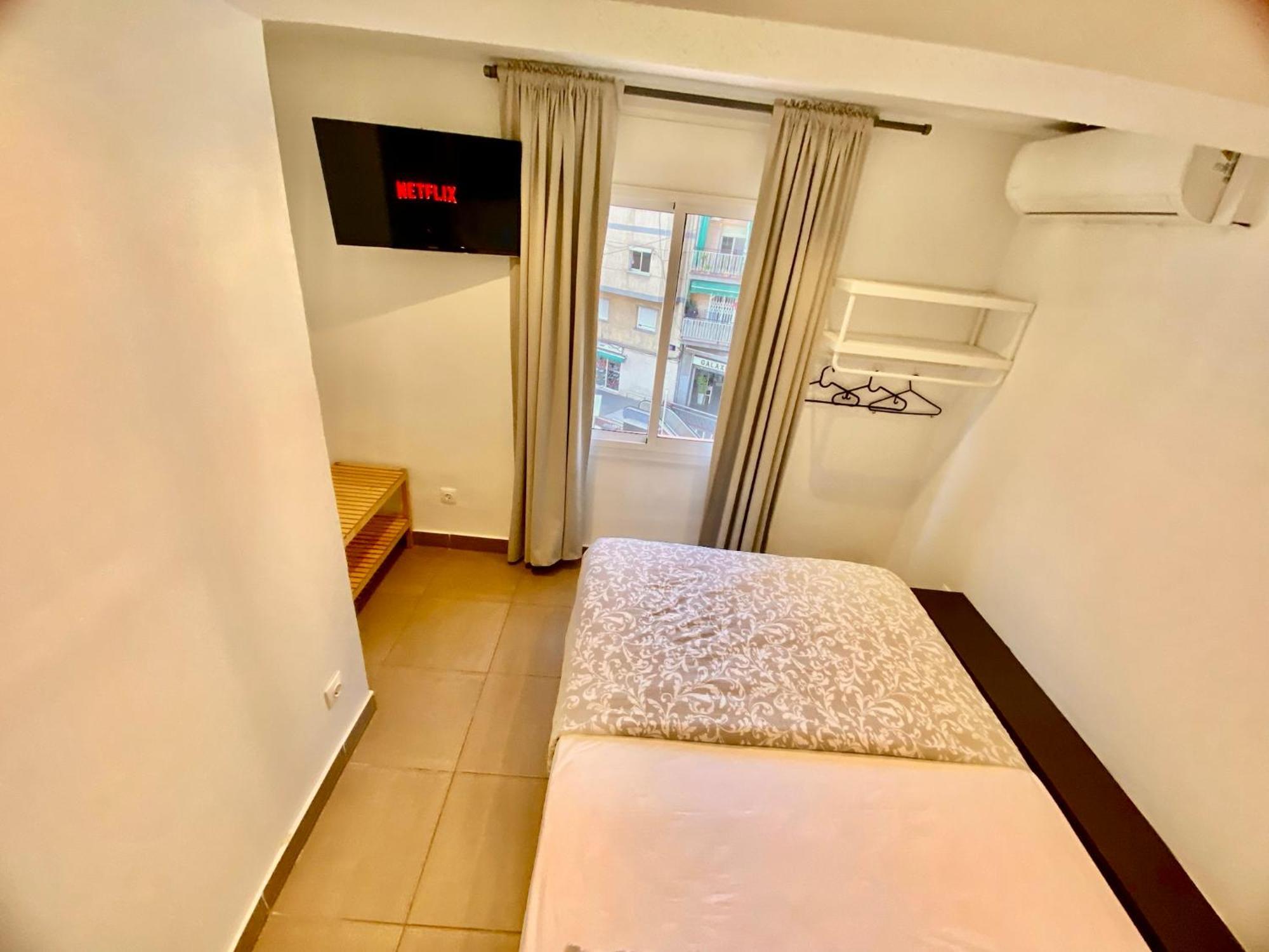 Suites Nuevas Con Bano Privado Frente Al Metro St Mwc Barcelona-Fira L'Hospitalet de Llobregat Bagian luar foto