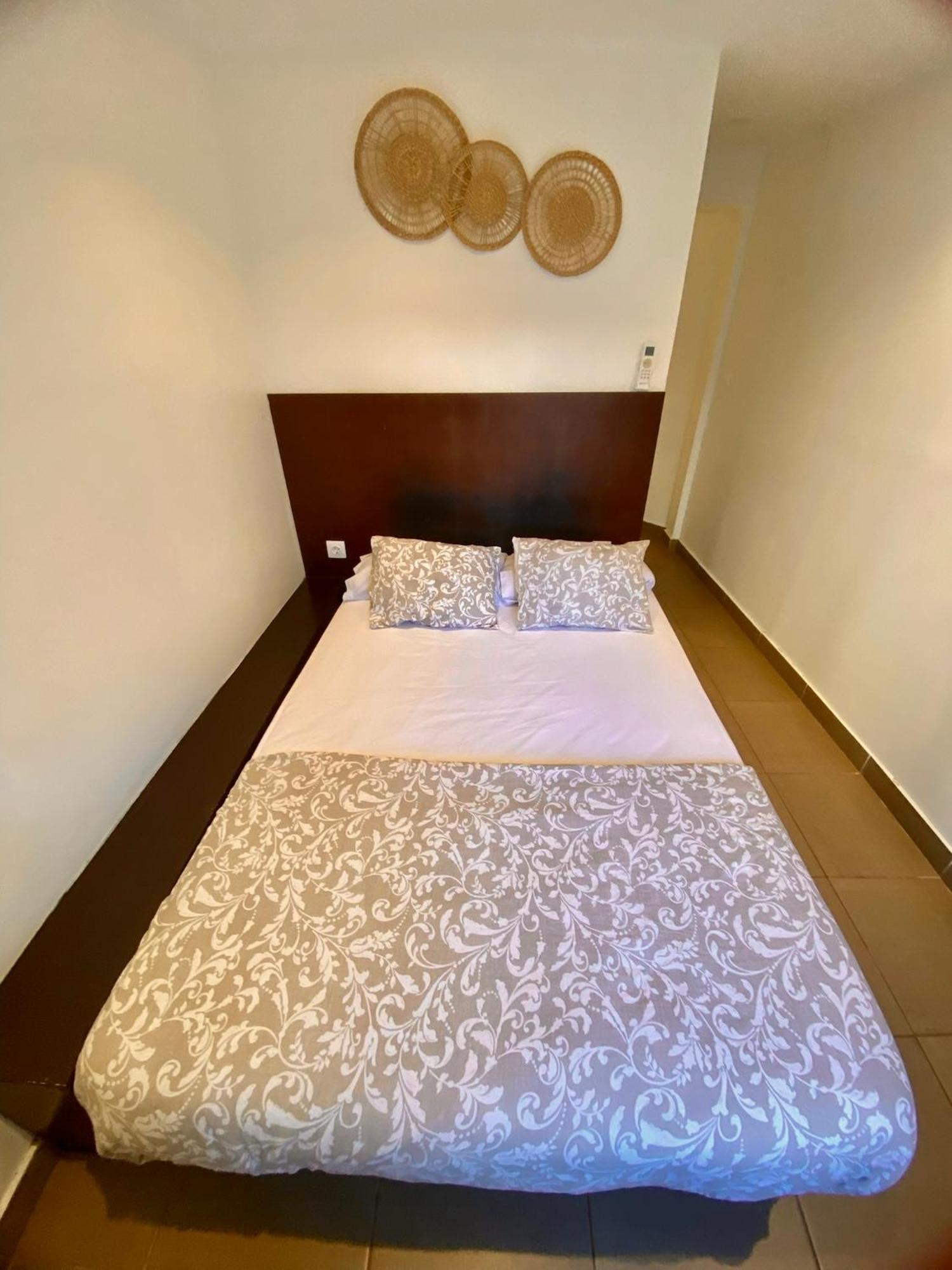 Suites Nuevas Con Bano Privado Frente Al Metro St Mwc Barcelona-Fira L'Hospitalet de Llobregat Bagian luar foto