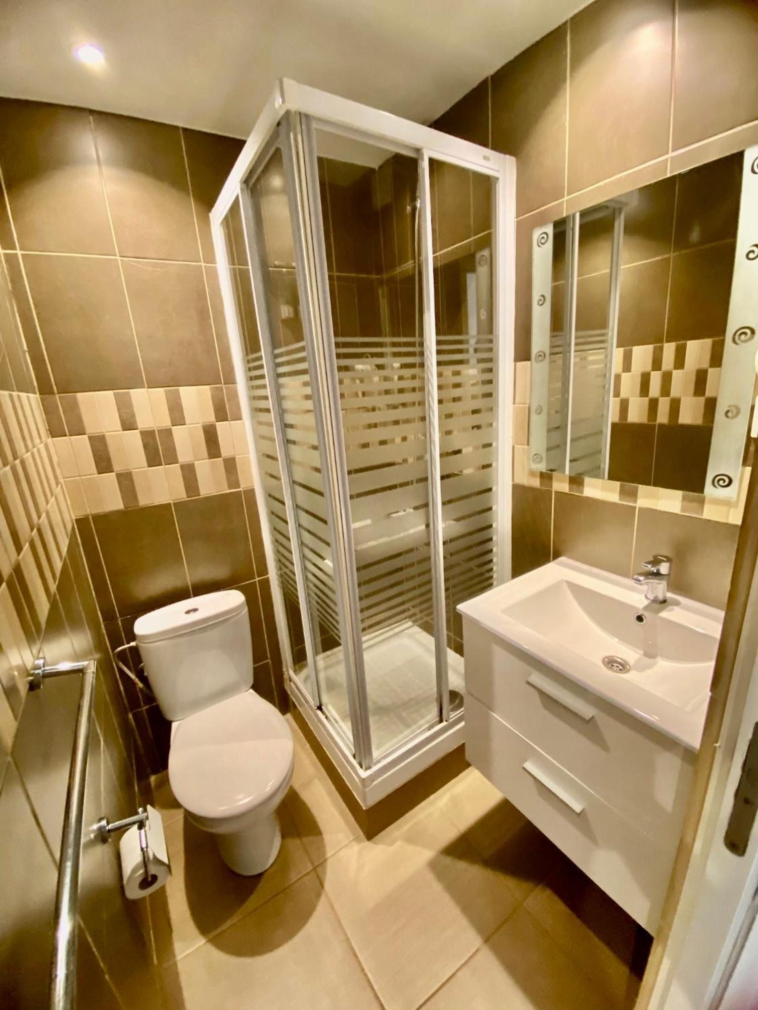 Suites Nuevas Con Bano Privado Frente Al Metro St Mwc Barcelona-Fira L'Hospitalet de Llobregat Bagian luar foto