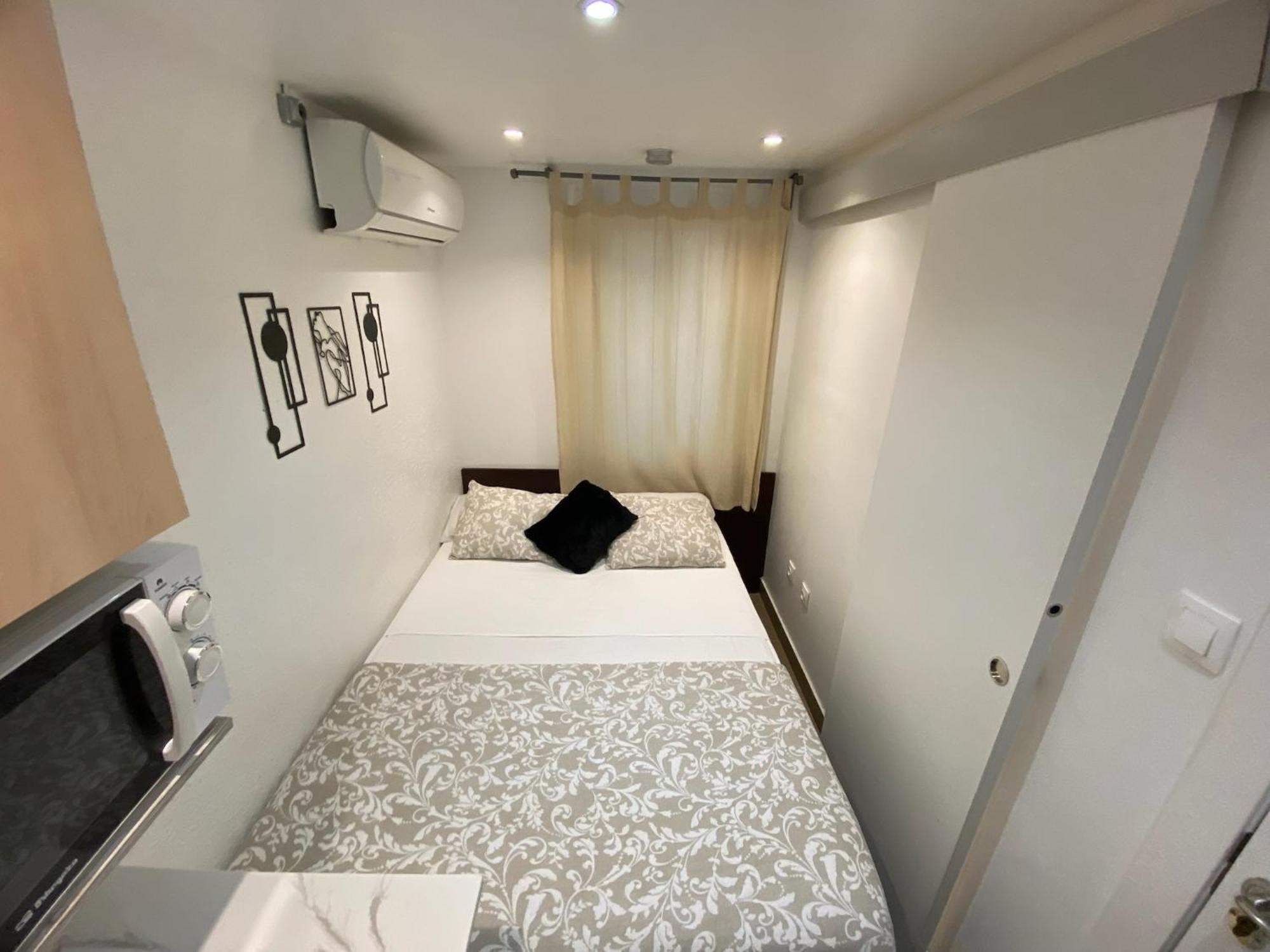 Suites Nuevas Con Bano Privado Frente Al Metro St Mwc Barcelona-Fira L'Hospitalet de Llobregat Bagian luar foto