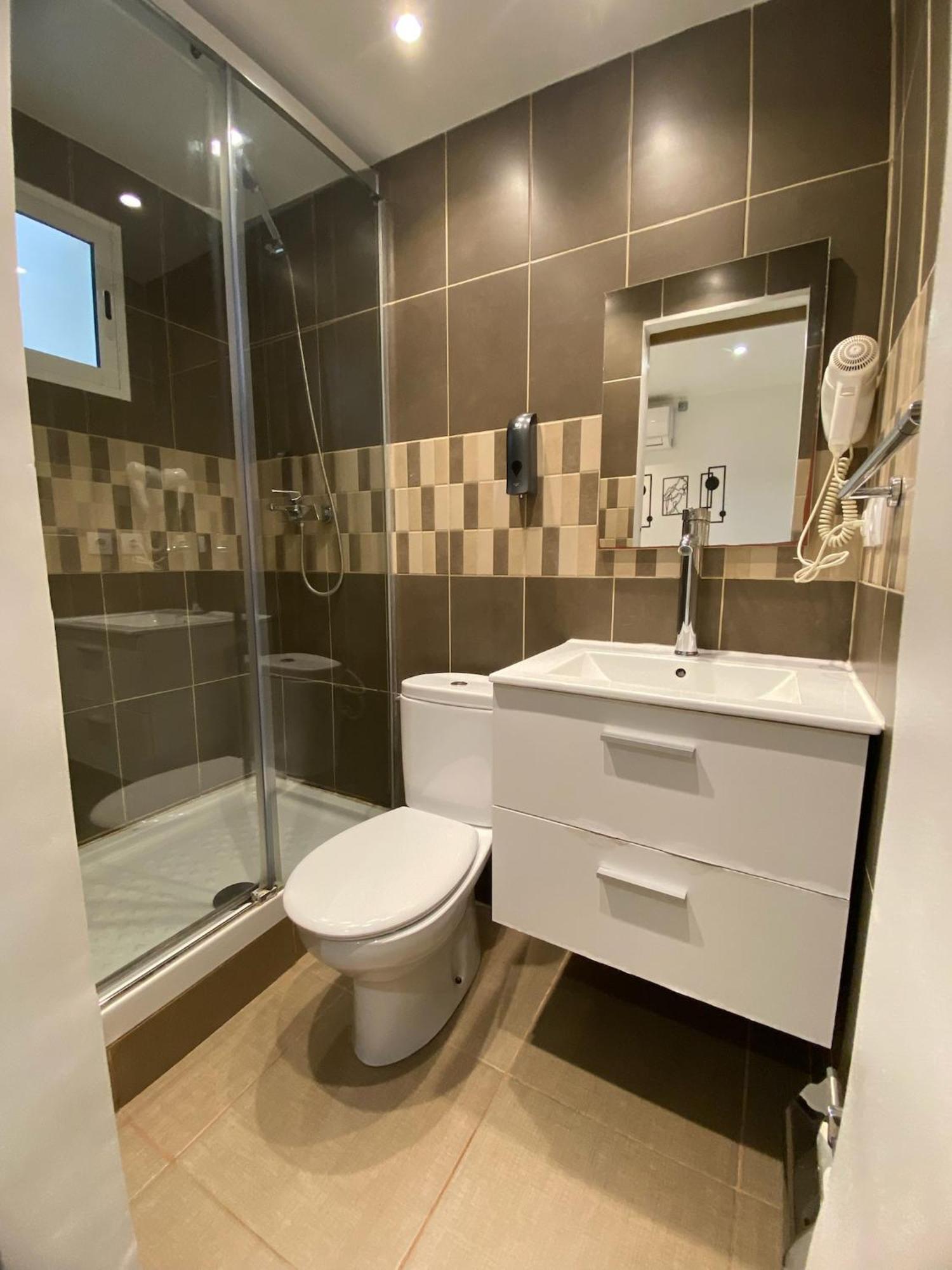 Suites Nuevas Con Bano Privado Frente Al Metro St Mwc Barcelona-Fira L'Hospitalet de Llobregat Bagian luar foto