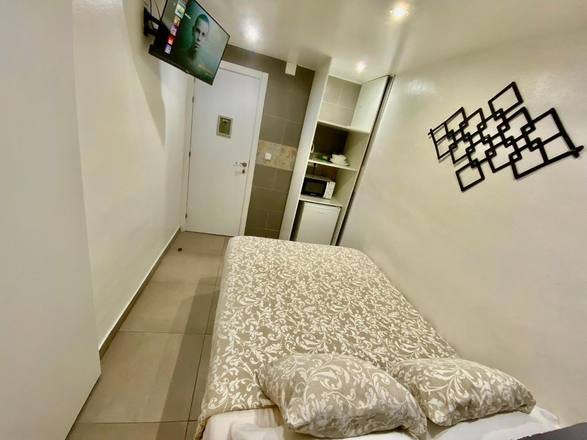 Suites Nuevas Con Bano Privado Frente Al Metro St Mwc Barcelona-Fira L'Hospitalet de Llobregat Bagian luar foto