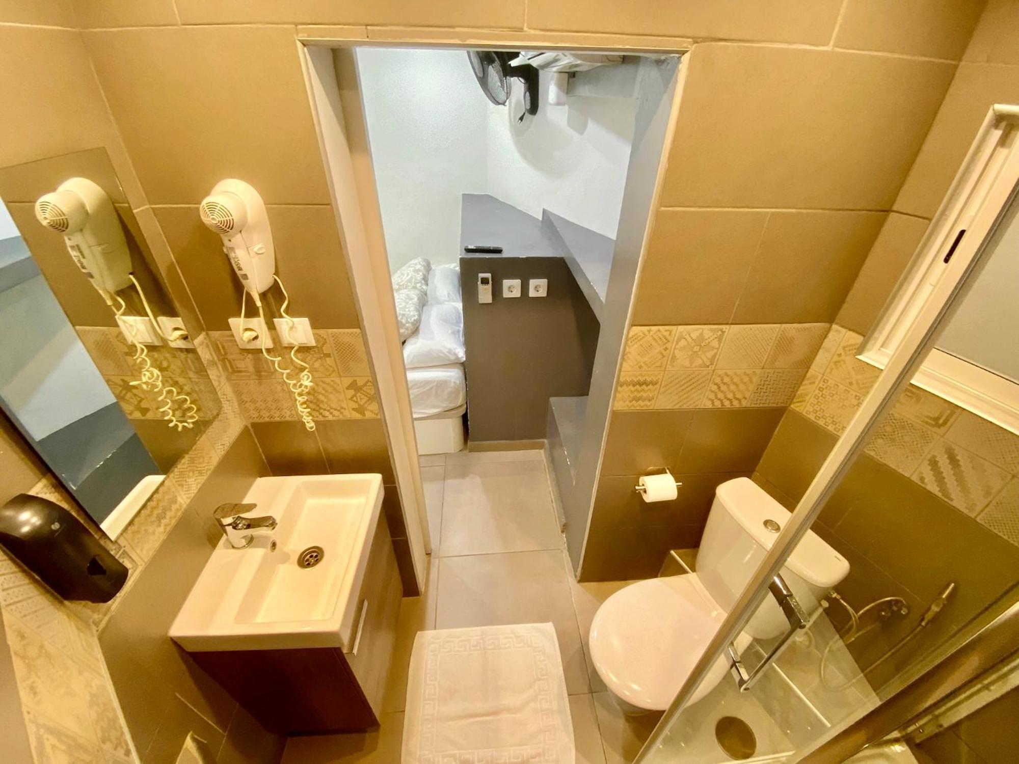 Suites Nuevas Con Bano Privado Frente Al Metro St Mwc Barcelona-Fira L'Hospitalet de Llobregat Bagian luar foto